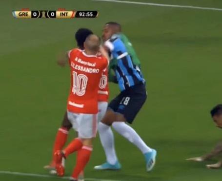 足坛史上现实版少林足球断腿,少林足球更衣室吵架镜头