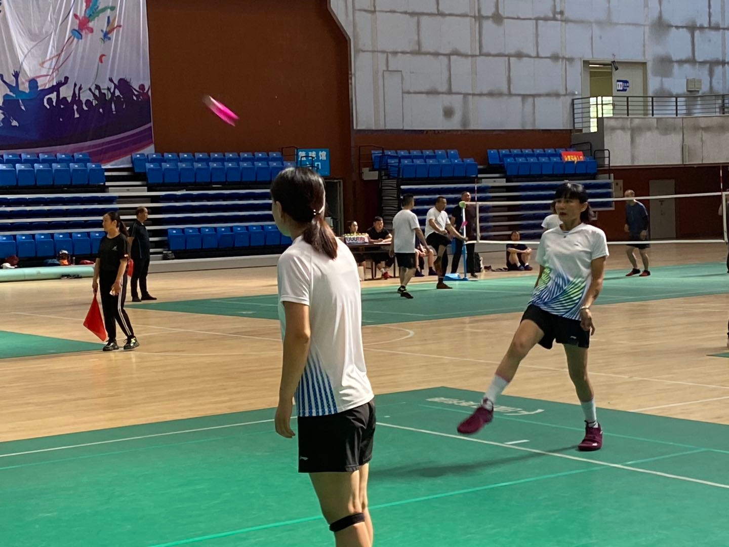 小小毽球空中飞舞,让毽球飞起来