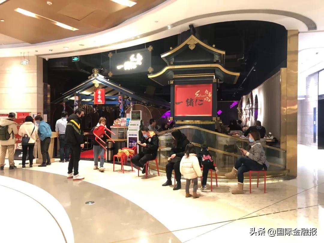 记者观察｜上海餐饮业陆续恢复堂食：神器“隔桌牌”上线，网红店开始等位……