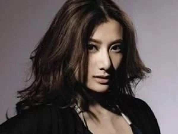 与周星驰签约8年只演2部戏,周星驰被签约