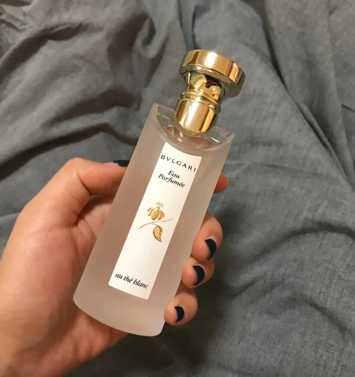 喷一些清新又好闻的香水,喷很多牌子的香水