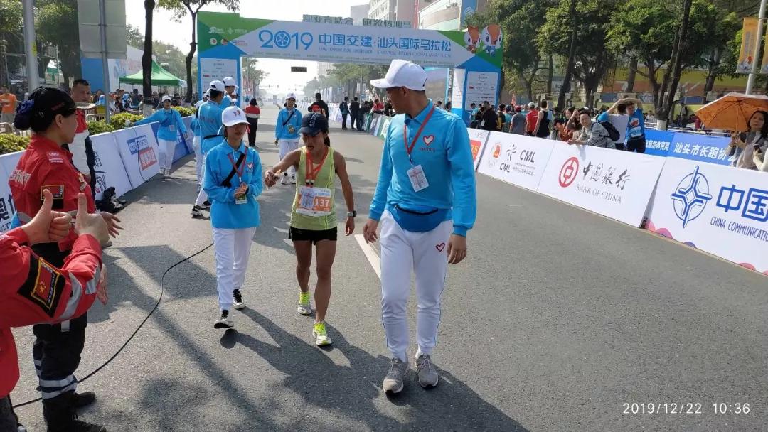 在街头当志愿者,凌晨四点出门当志愿者