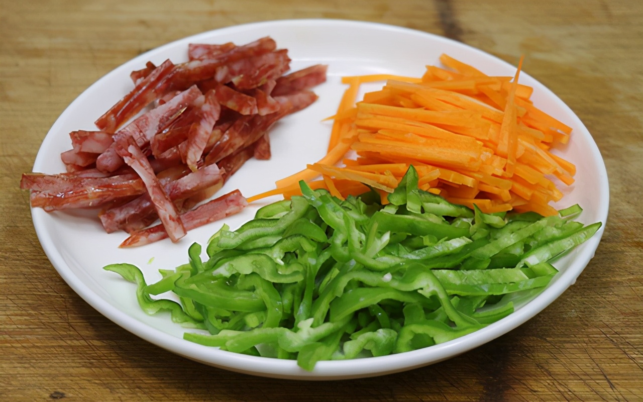 用湿面条不焯水如何做炒面,不放鸡蛋炒面怎么才能让它不粘锅