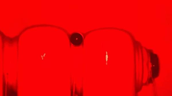 使用手机检测房间内针孔摄像头,男子住房发现针孔摄像头