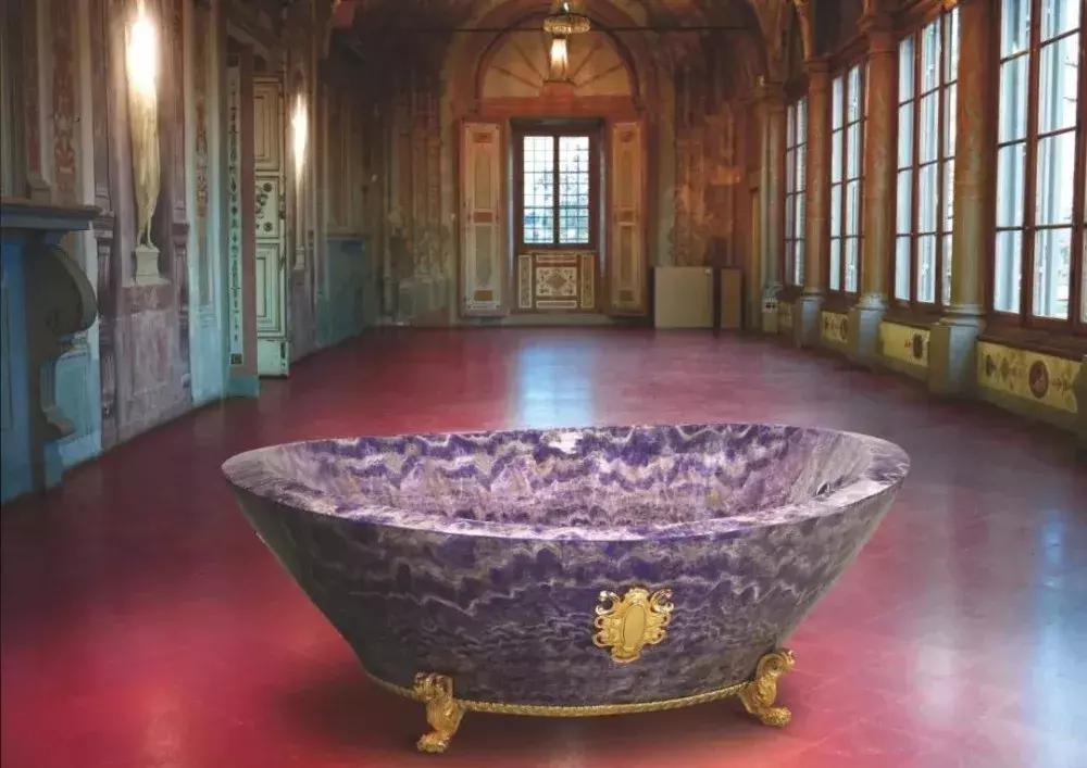 来，我请你洗澡，小编有个“价值10000000的石材浴缸”