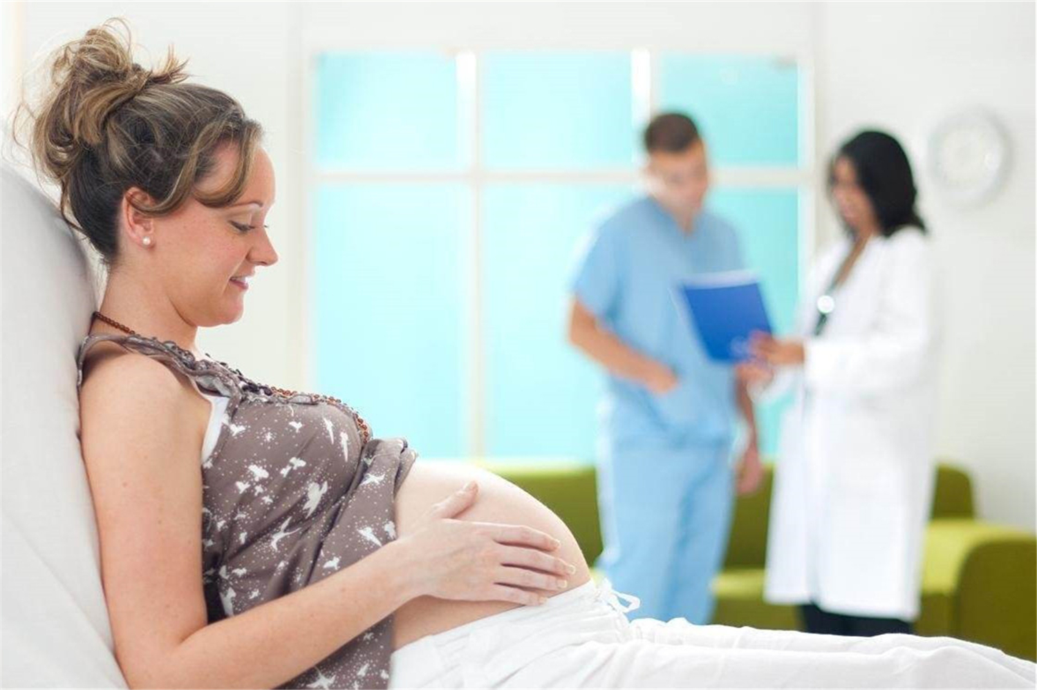 出现六大征兆，小心宝宝早产，若想避免准妈妈要注意些什么