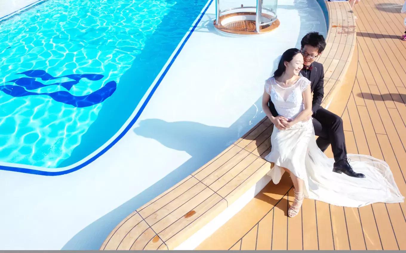 环球蜜月的小两口，免费上了一座价值8亿欧元的邮轮