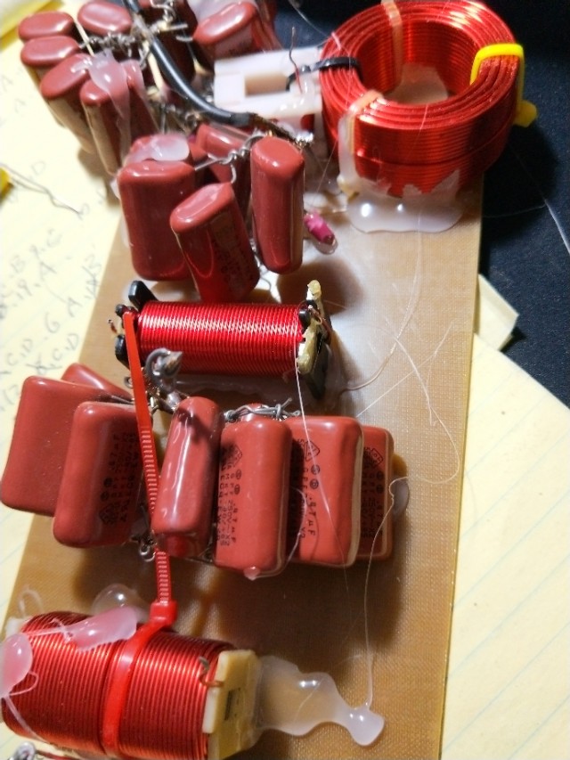 音响发烧重听感还是看频响曲线？