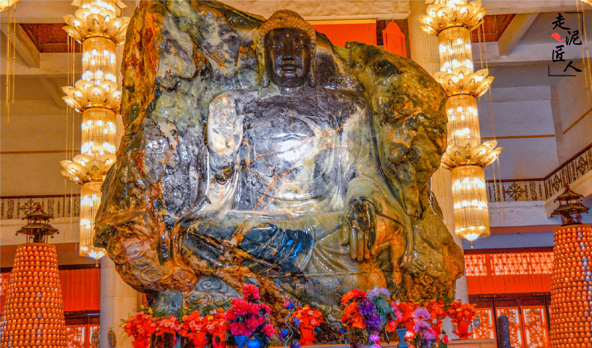 辽宁“井中王”玉石，重量超260吨，被大师雕刻成“双面玉佛”