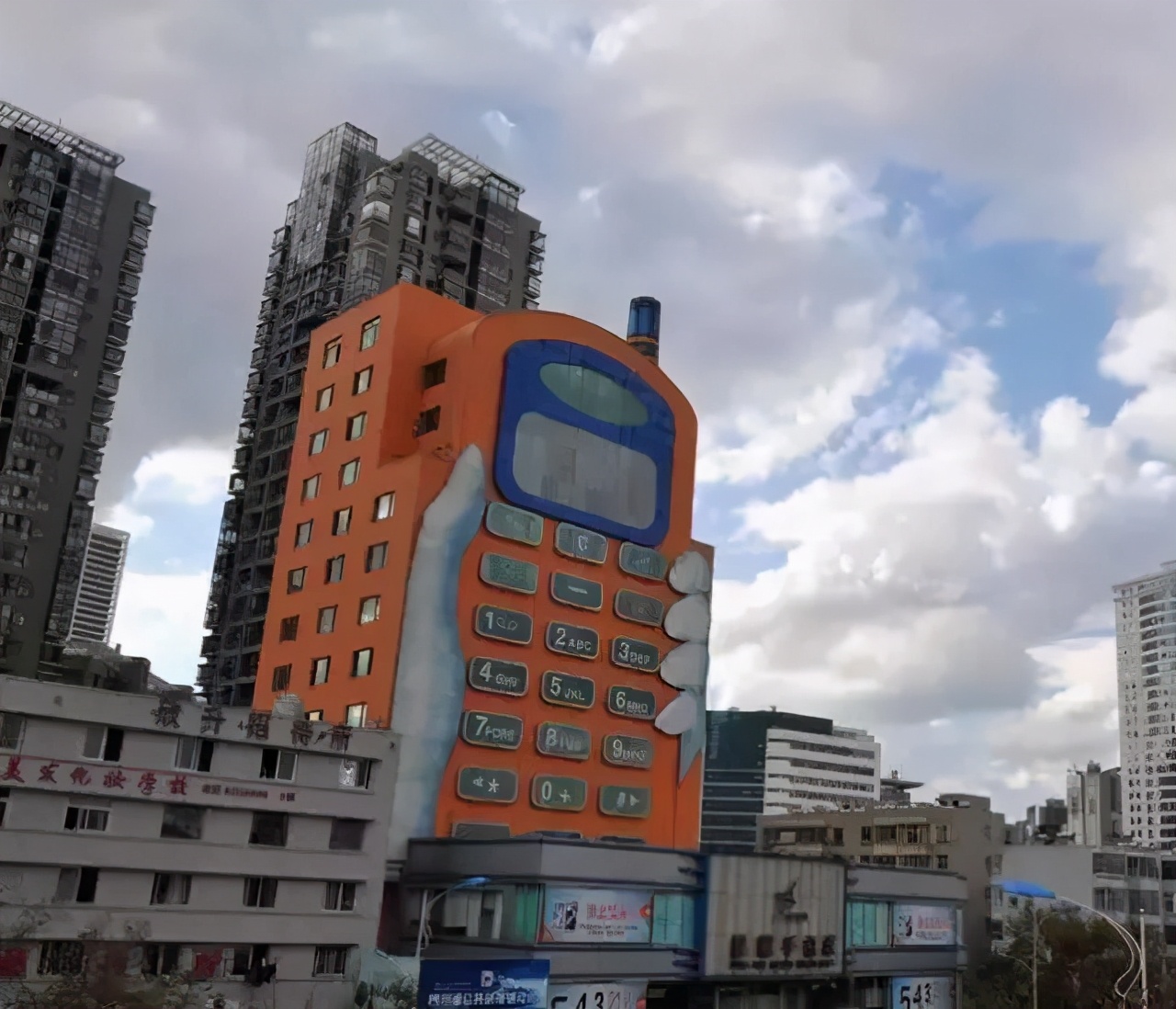 从荆州关公到贵州女神：中国建筑为啥越建越大、越建越土？