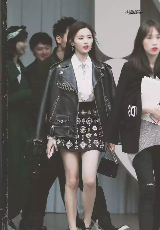 20岁杨超越一年收入,杨超越巅峰时期的收入