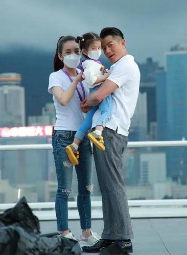 10位嫁给老大叔的女星,嫁给大爷的8位女星