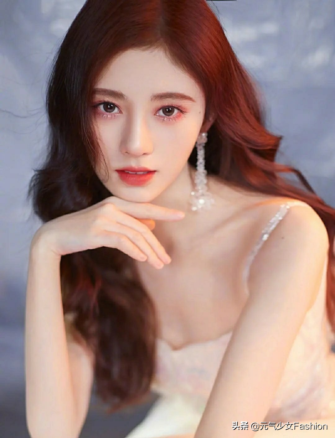 脸出油毛孔粗大什么原因,脸上毛孔粗大是什么原因引起的