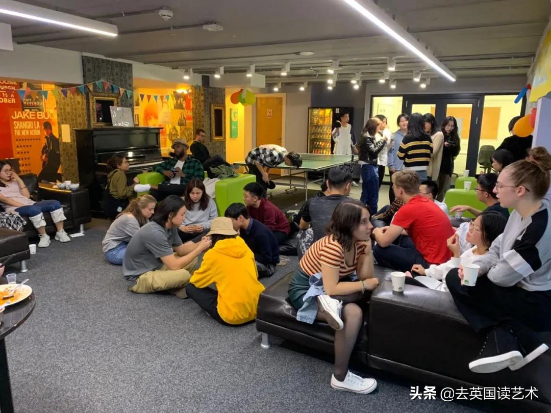 50美金的大闸蟹，川菜馆里的KTV，留学生都怎么过中秋？