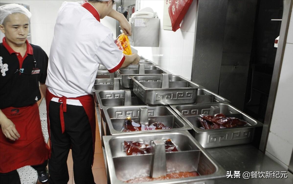 在海底捞当服务员好做吗,刚入职海底捞服务员待遇