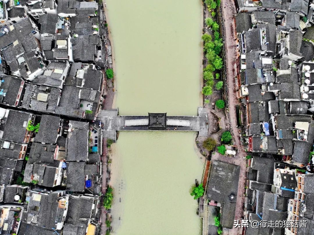 边城是沈从文笔下一座美丽的小城,沈从文笔下的边城讲的是哪里