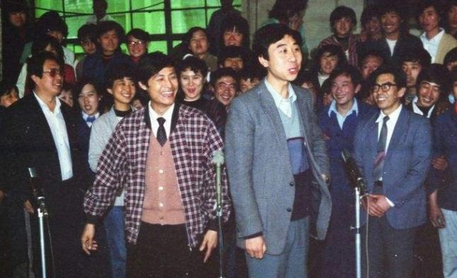 58岁丢官离婚,71岁晚景凄凉,牛群混成这样,冯巩为何不帮帮他?