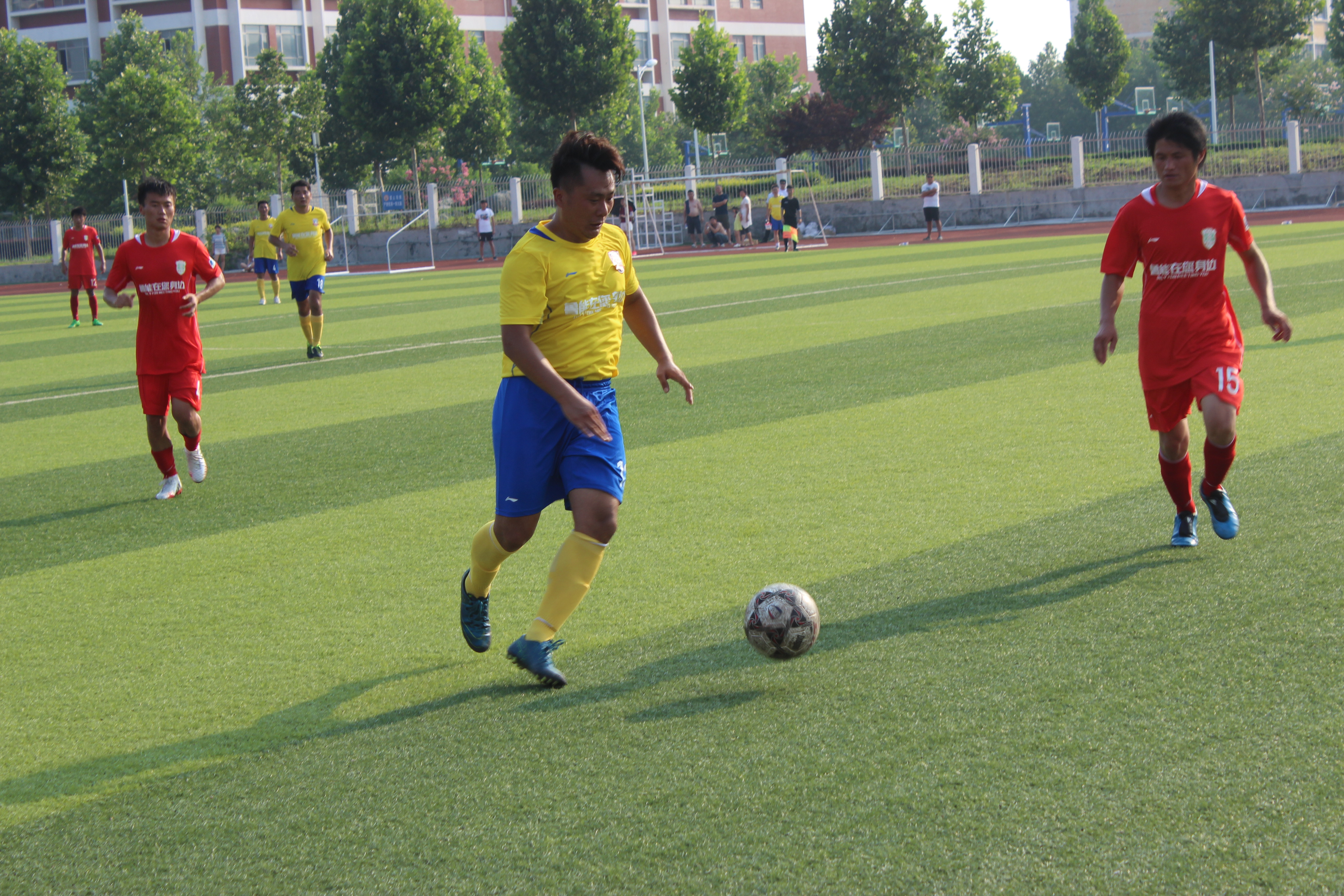 *安泰**假日租车足球队，兄弟们聚在一起，就是要一直踢下去
