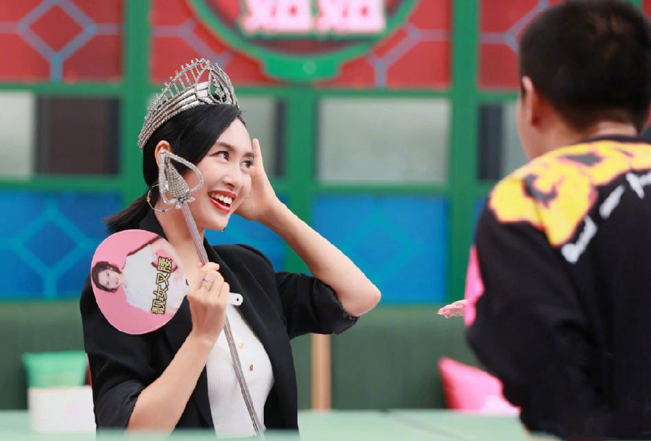 48岁朱茵穿蓝裙,已经47岁的朱茵依旧满脸的灵气