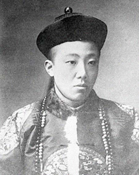 清朝灭亡后，王爷落魄成小贩，毛主席亲批：必须重用