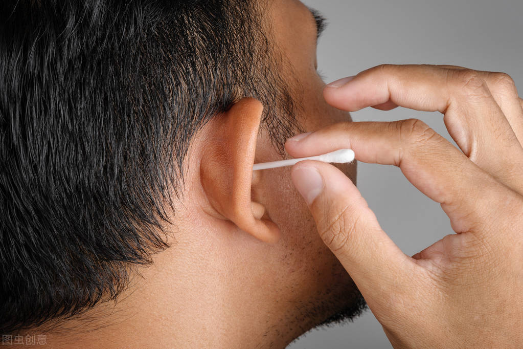 男子耳朵里竟掏出一只虫子,男子耳朵里掏出三只蟑螂