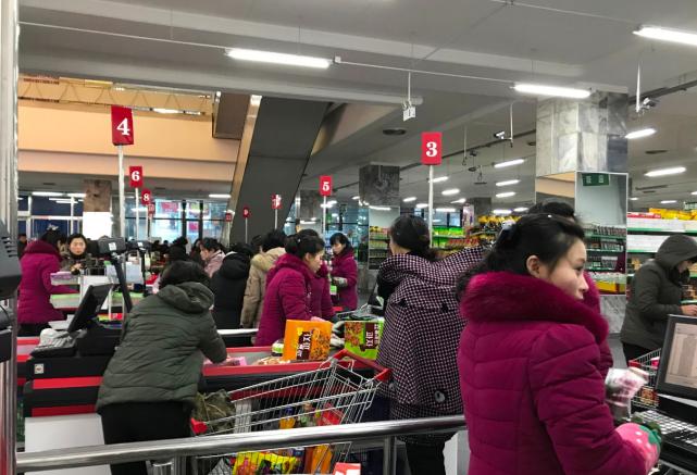 朝鲜人来到中国买东西,朝鲜人到丹东买东西
