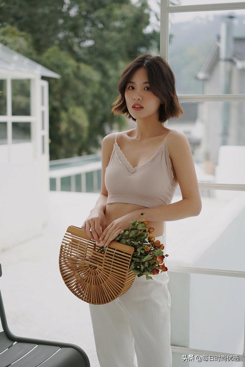 运动文胸肩带隐藏穿法,运动胸罩正确穿戴方法全过程