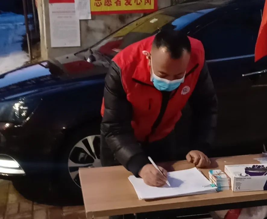防疫街道志愿者,社区防疫党员志愿者在行动