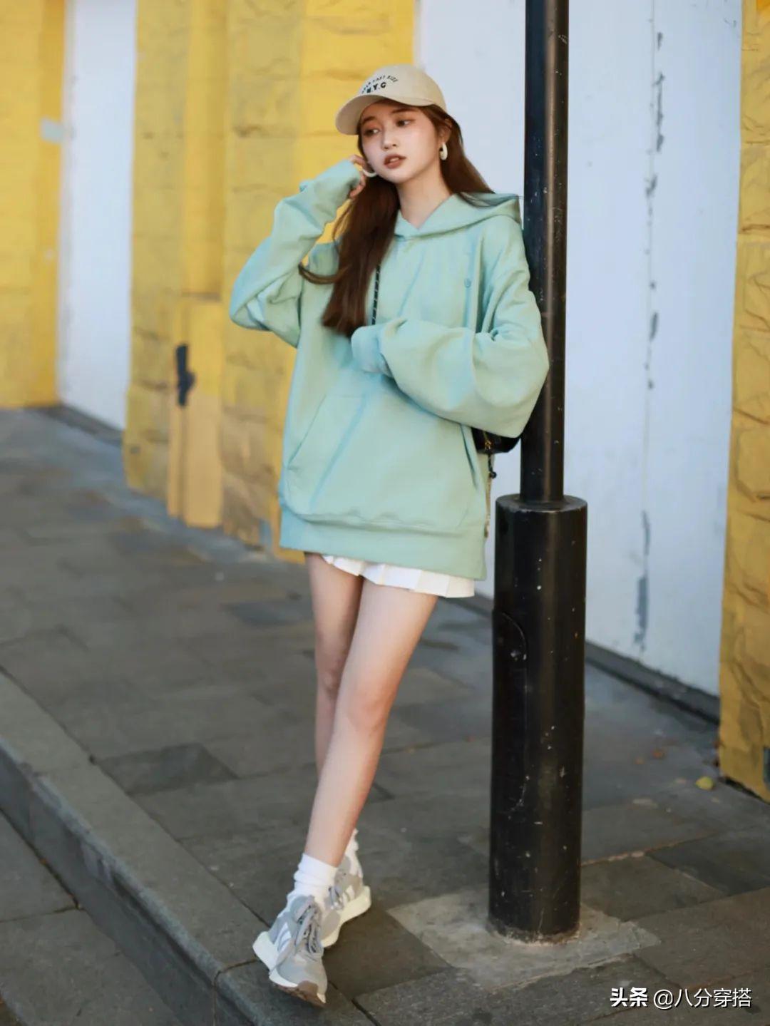 中长款卫衣怎么搭配才好看秋天,秋天冬天穿卫衣怎么搭配裤子