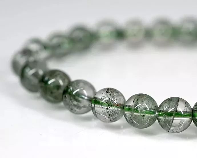 属兔的本命年戴金的还是戴银的好,2024年本命年适合戴金还是戴银