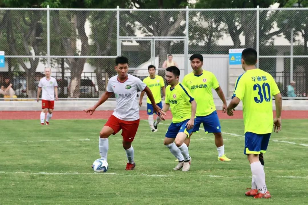 在万人球场踢球是什么感觉,在体育场上比赛的感受