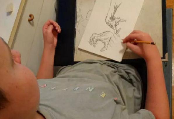 00后三岁开始画画，记住人体全部肌肉骨骼，却被父母误认患自闭症