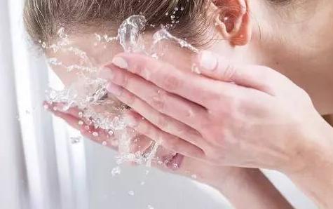 皮肤出油耳朵外也出油怎么回事,皮肤出油导致的脸部蜡黄