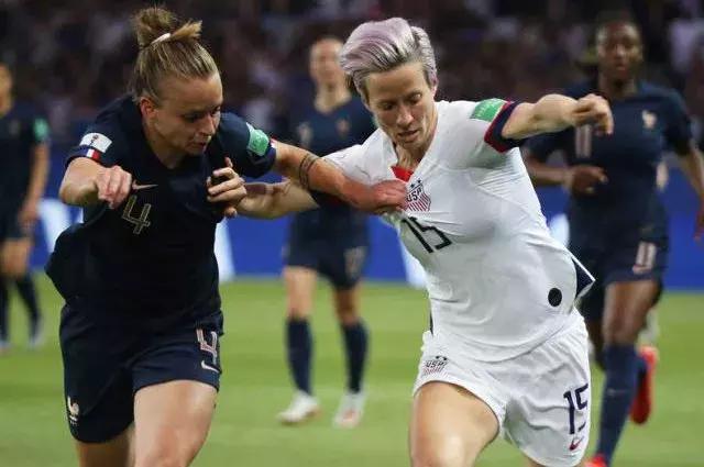 贝克汉姆小七亲嘴,贝克汉姆亲吻小七引争议你怎么看