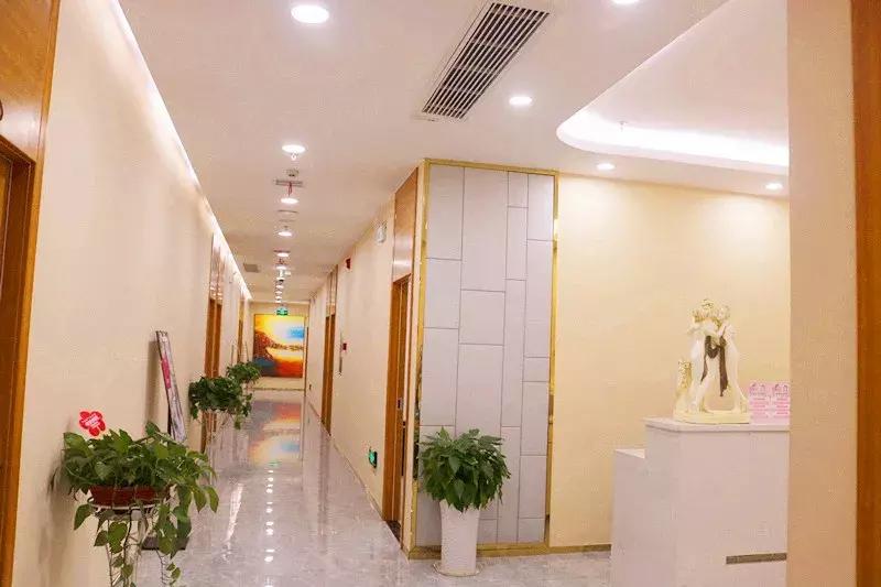 揭秘！天津路这家店，门口停满豪车！还不时有各种靓丽女子进出.