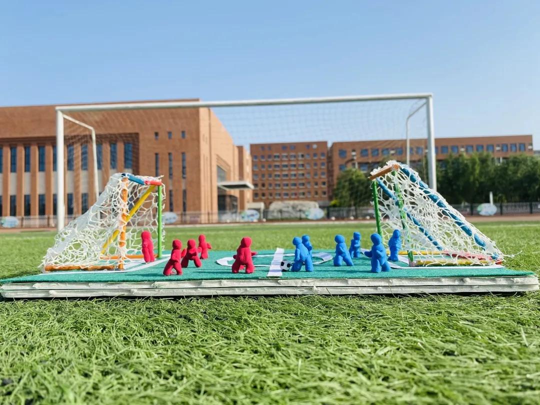 学校里面的足球比赛绘画,学校举行足球文化活动的绘画