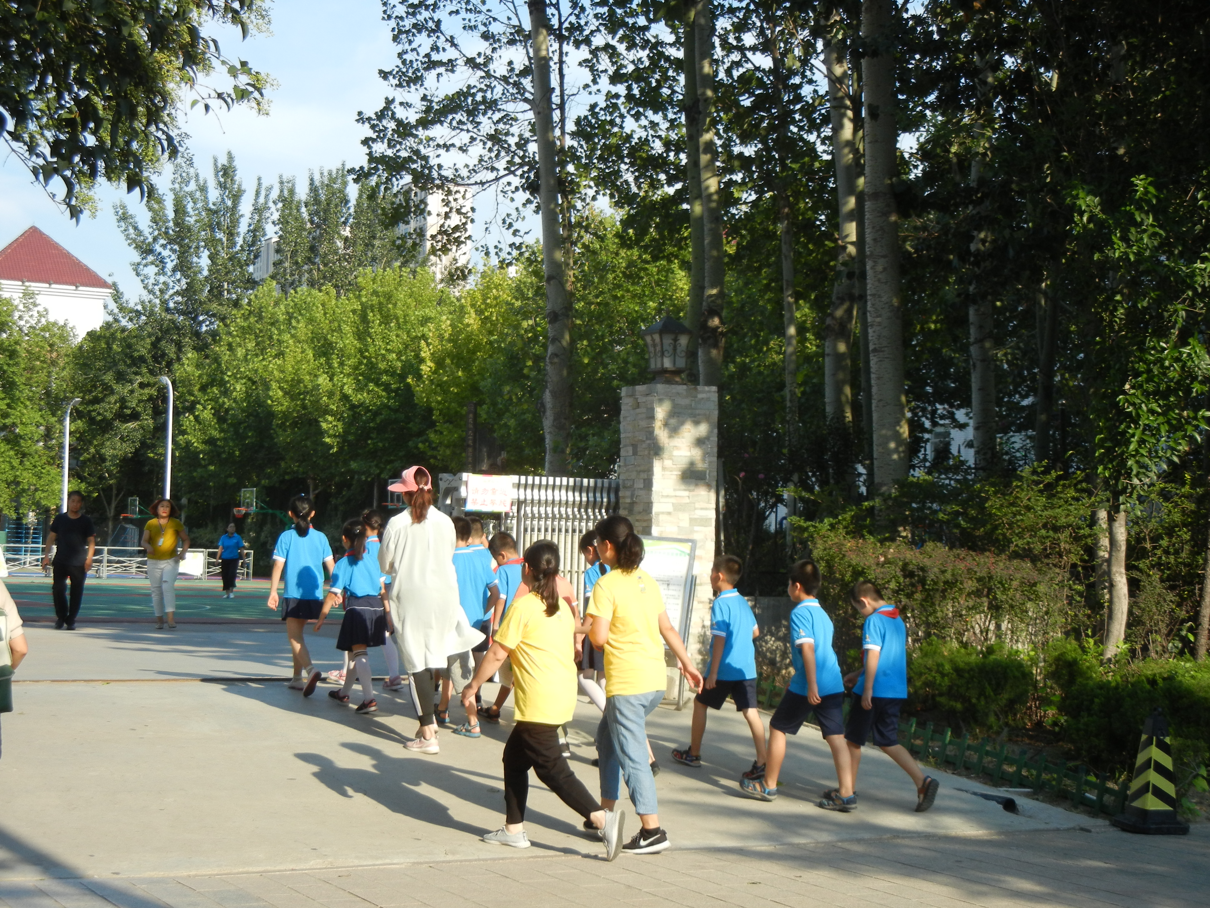 开学街拍照片,新生开学街拍视频