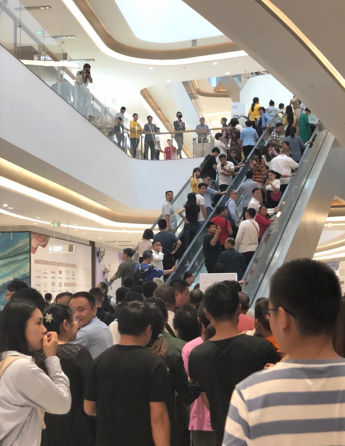 还没过节,济南这里已堵成了人山人海!最大规模的综合体开业!还有水哥王昱珩打造的绿植墙