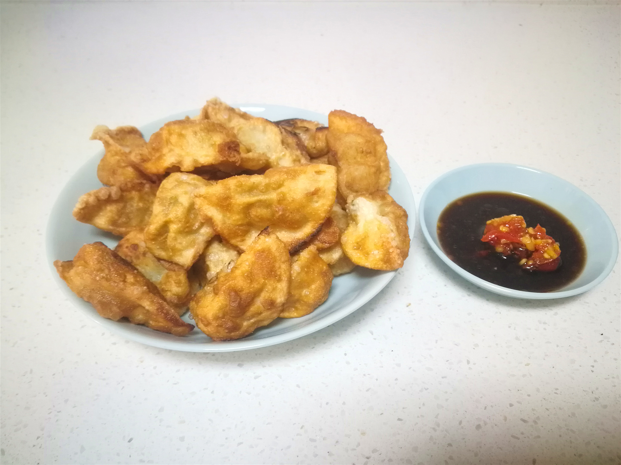 剩饺子怎么做成鸡蛋煎饺,饺子吃不完怎么办