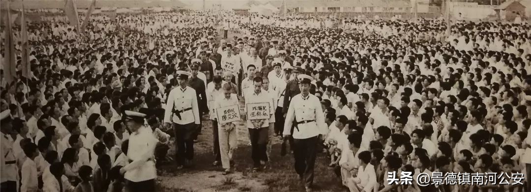 珍贵实拍70年代,一张图看警服的变迁