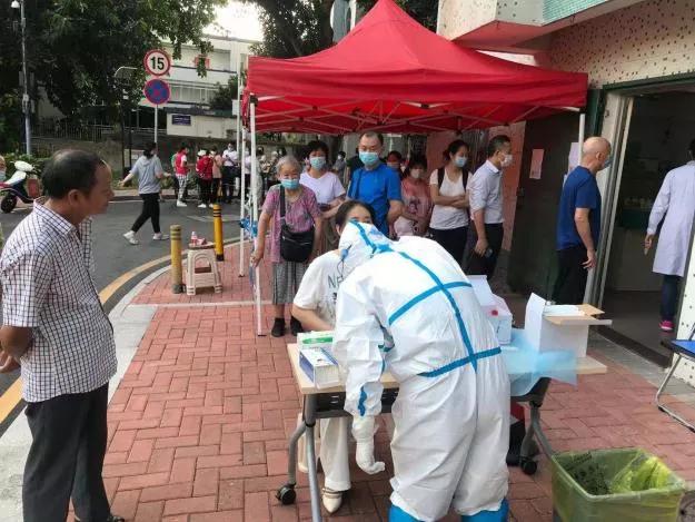 疫情防控党旗在基层高高飘扬,党旗在防疫阻击战中高高飘扬