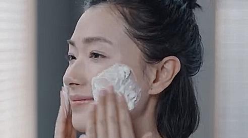 ​建议皮肤“坑洼”的女生，多在这件事花功夫，脸上净爽还更嫩了