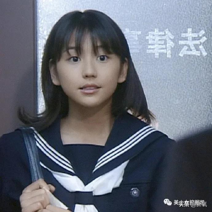 12岁腿长超出相框，因畸形审美被喷到息影，如今纯欲人设全网叫好