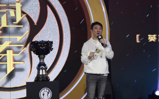 王思聪穿热狗卫衣致辞,王思聪穿热狗卫衣现身ig庆功宴