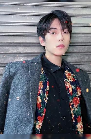 为了暴打凡尔赛文学,年轻人涌入菜场买衣服