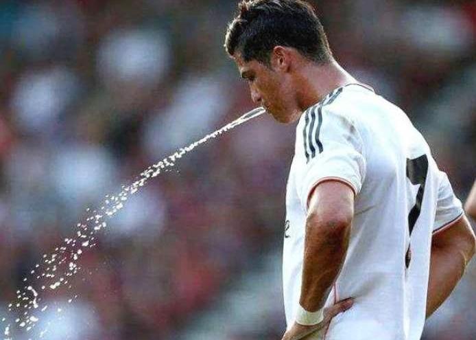 足球运动员为什么喝了吐,为什么足球运动喝了水要吐出来