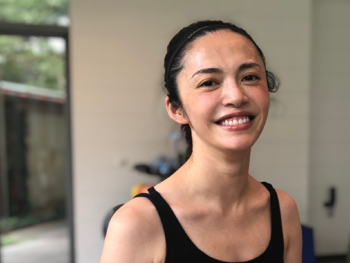 姚晨针织短袖搭破洞牛仔裤,姚晨白衬衫搭黑色高腰阔腿裤