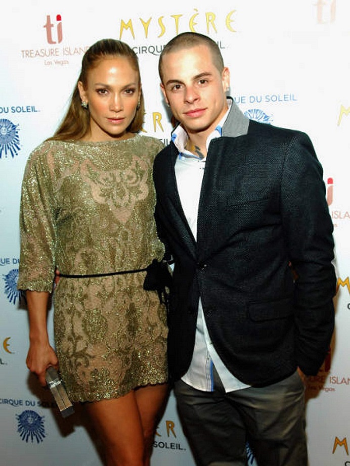 深V连衣裙催生图片搜索，2年获评世界最性感女人，电臀天后上位史