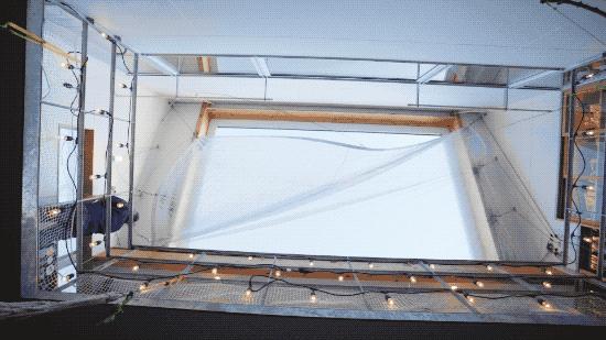 他在市中心建了一座房，38㎡住一家五口，居然没屋顶？