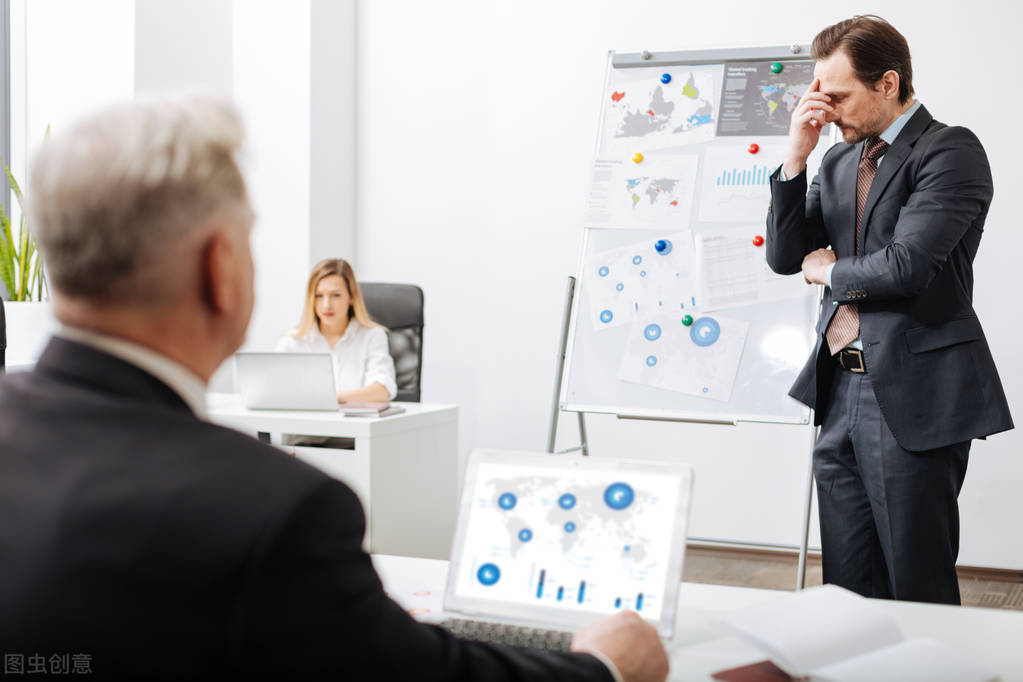 你正在接待激动的*访上**者，领导突然20分钟后要来视察，该怎么办？